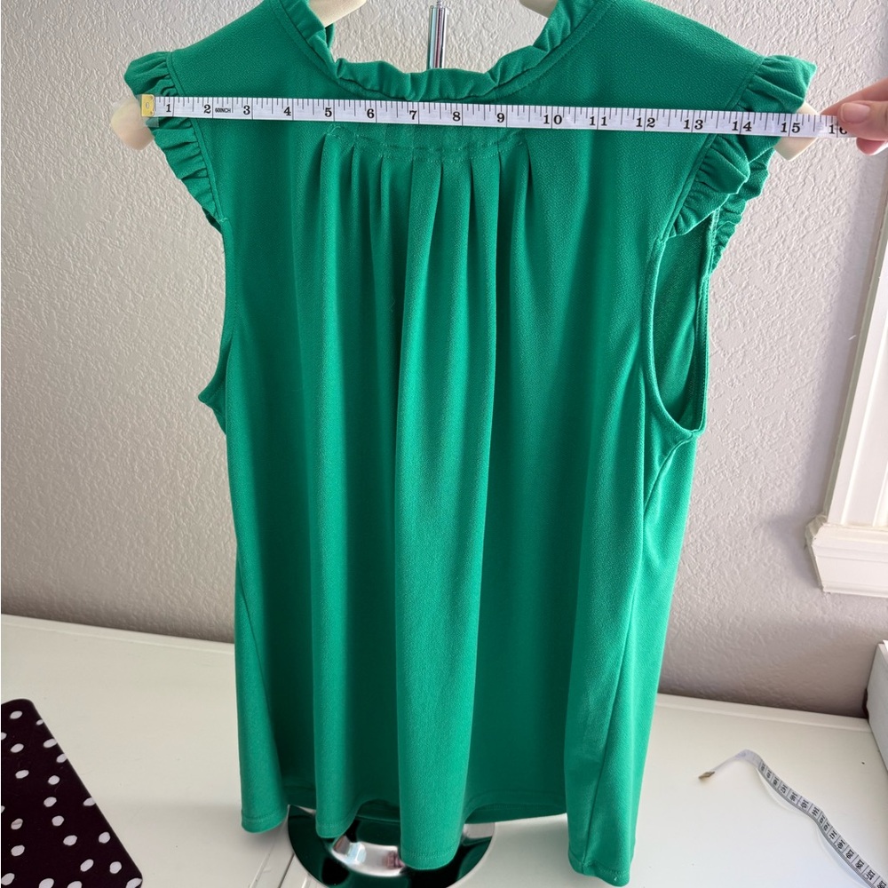 Green sleeveless blouse. M